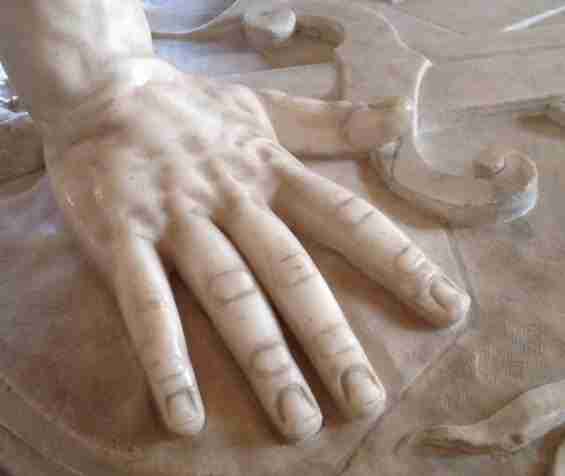 Hand of the Dying Gaul in the Capitoline Museums © Melanie Renzulli