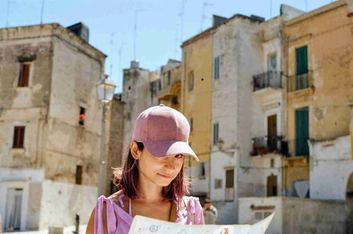 woman wearing pink fitted cap in city